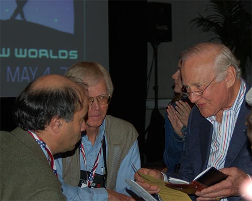 Apollo 11 astronaut Buzz Aldrin and Robert Zubrin of the Mars Society in discussion